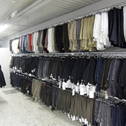 Logistik-Abteilung bei Kr�ger Kleidung - Lager Hosen